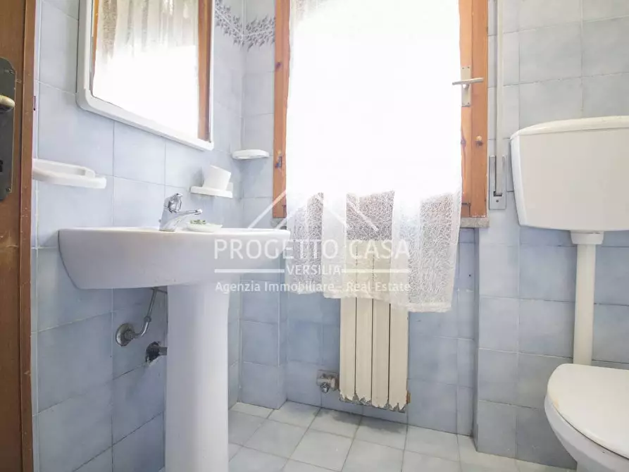 Immagine 20 di Appartamento in vendita  in VIA ZENDRINI a Viareggio