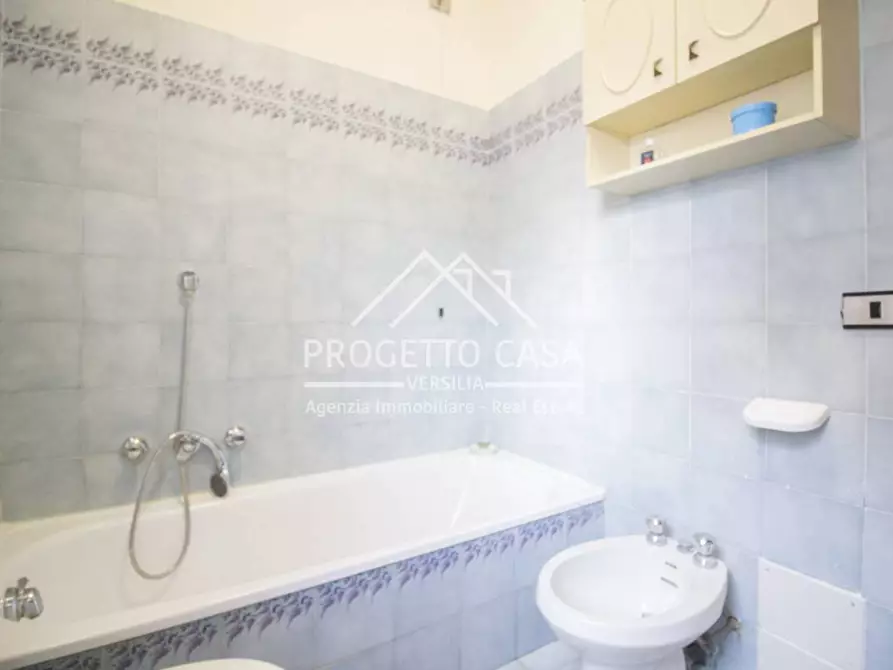 Immagine 21 di Appartamento in vendita  in VIA ZENDRINI a Viareggio