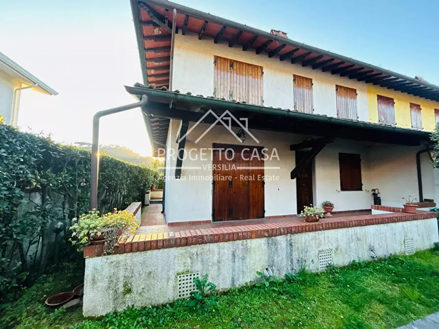 Immagine 1 di Casa indipendente in vendita  in VIA MATTEOTTI a Massarosa