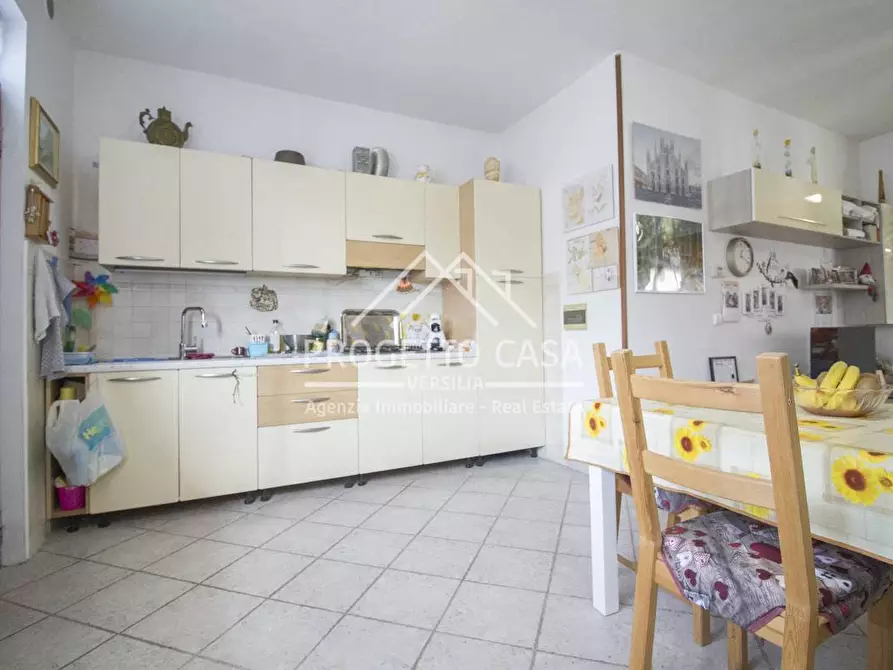 Immagine 9 di Appartamento in vendita  in via borgognini a Viareggio