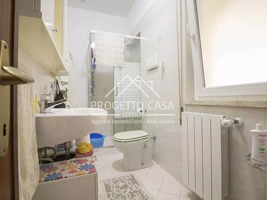 Immagine 21 di Appartamento in vendita  in via borgognini a Viareggio