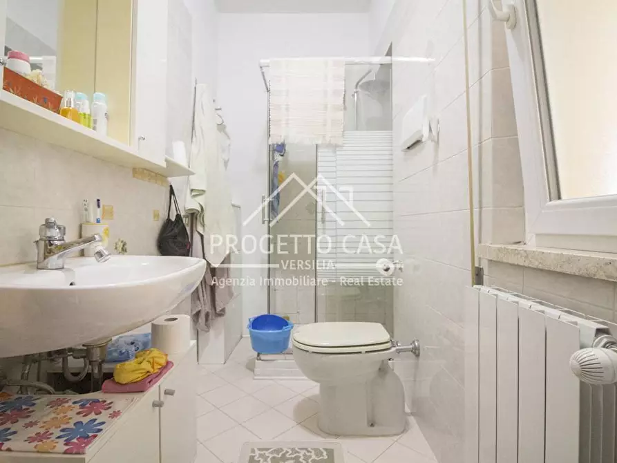 Immagine 22 di Appartamento in vendita  in via borgognini a Viareggio