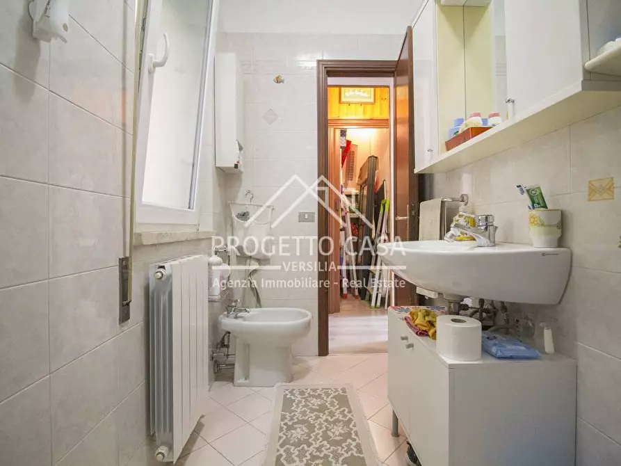 Immagine 25 di Appartamento in vendita  in via borgognini a Viareggio