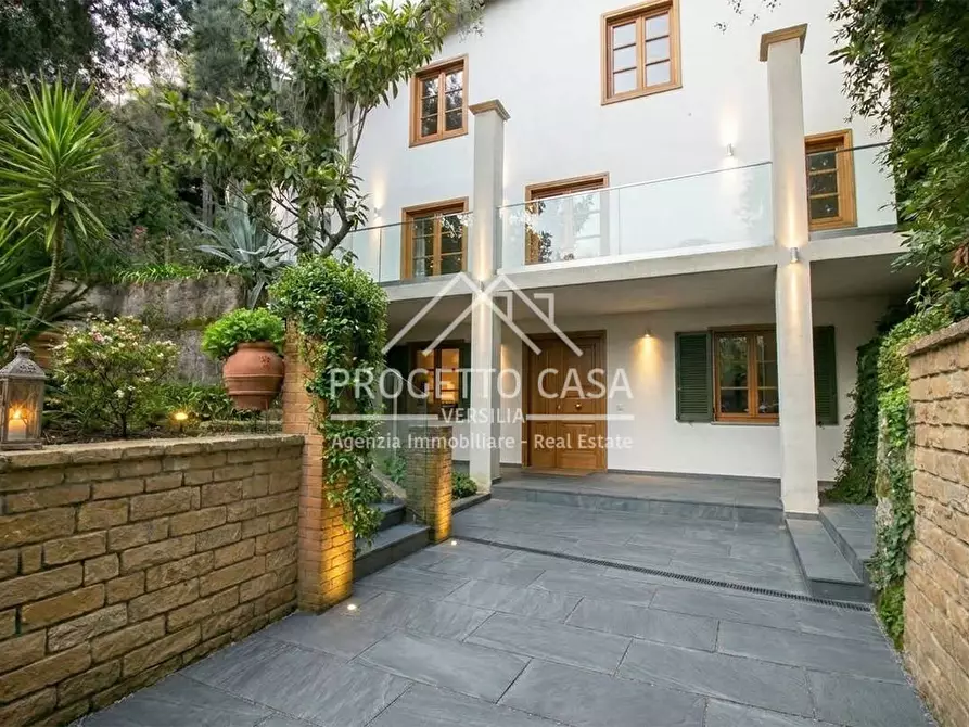 Immagine 1 di Casa indipendente in vendita  in VIA DI CAPEZZANO a Pietrasanta