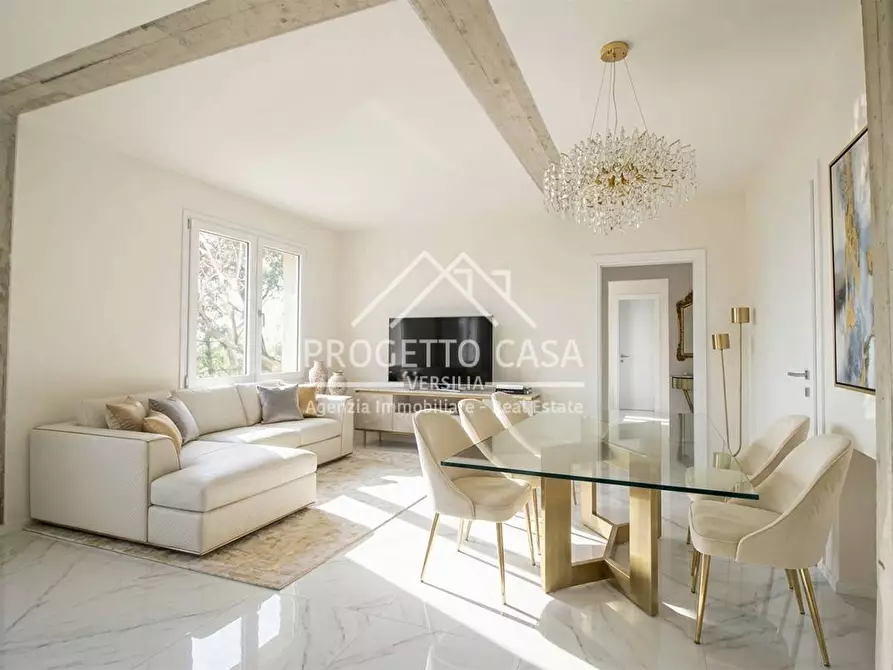 Immagine 2 di Casa indipendente in vendita  in VIA DI CAPEZZANO a Pietrasanta