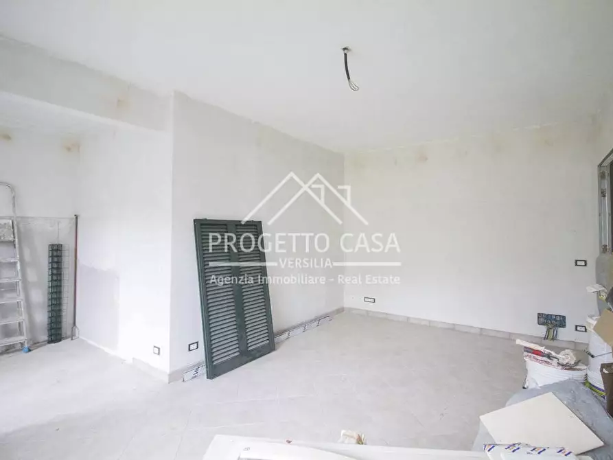 Immagine 11 di Appartamento in vendita  in VIA POMAIA a Pietrasanta