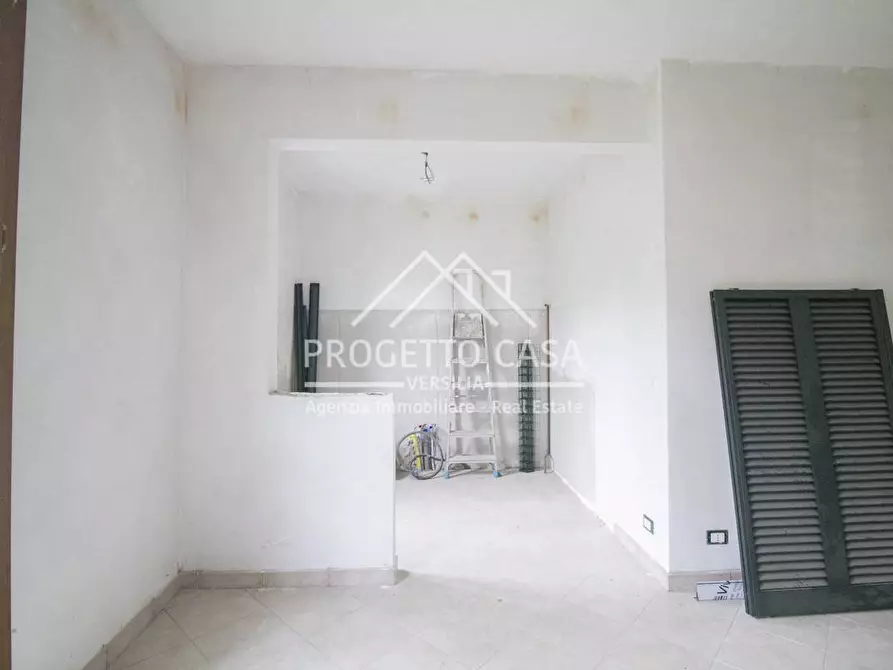 Immagine 12 di Appartamento in vendita  in VIA POMAIA a Pietrasanta