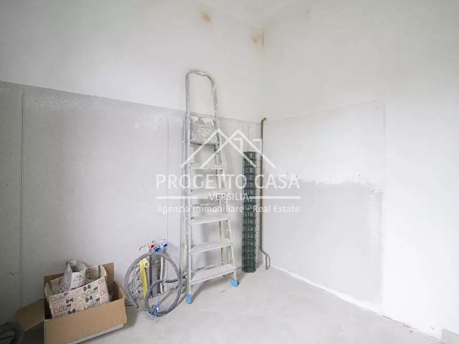 Immagine 14 di Appartamento in vendita  in VIA POMAIA a Pietrasanta