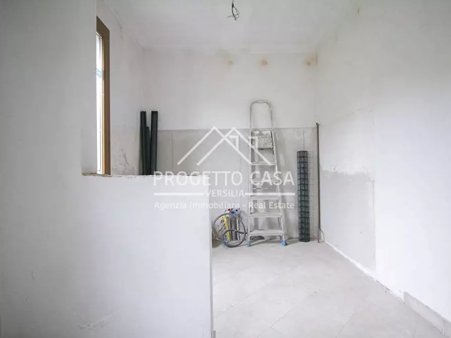 Immagine 15 di Appartamento in vendita  in VIA POMAIA a Pietrasanta