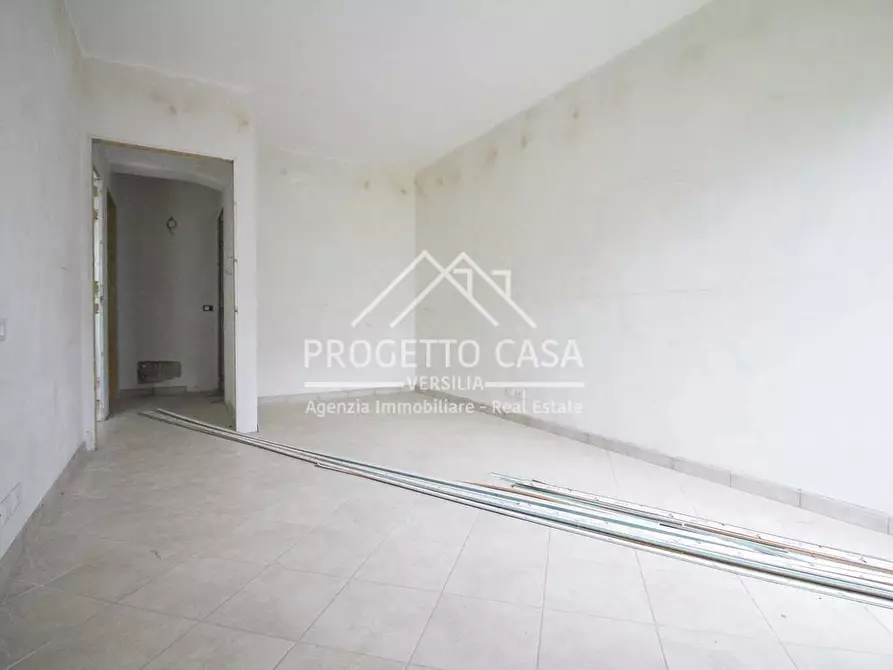 Immagine 21 di Appartamento in vendita  in VIA POMAIA a Pietrasanta