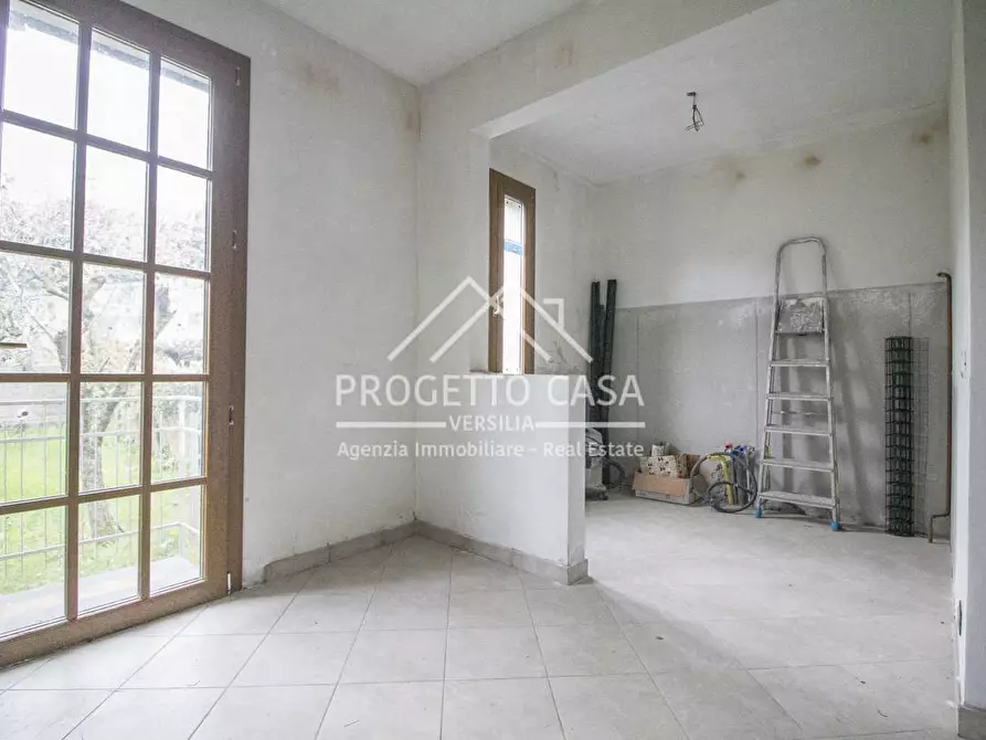 Immagine 36 di Appartamento in vendita  in VIA POMAIA a Pietrasanta