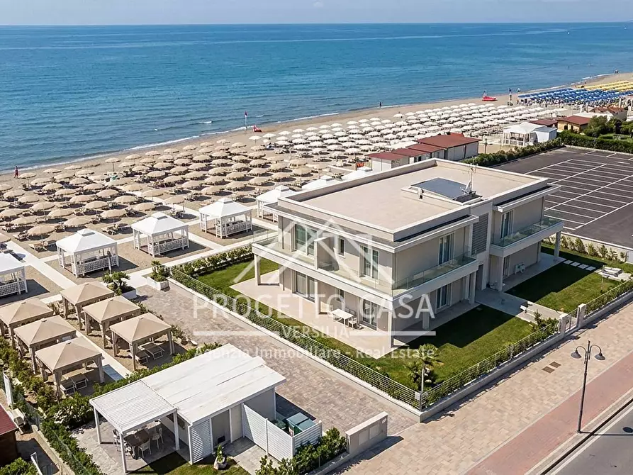Immagine 12 di Attività commerciale in vendita  a Camaiore