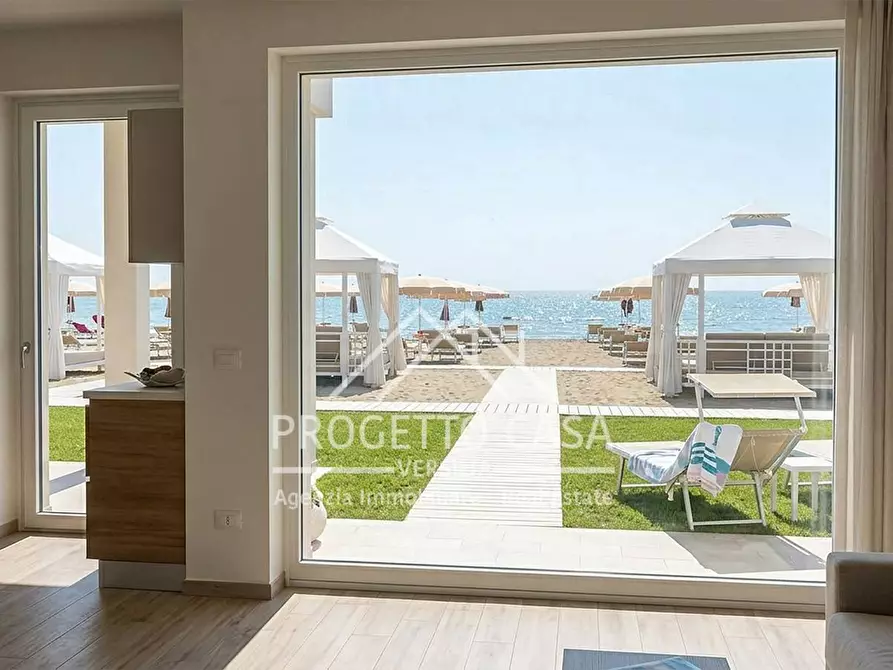 Immagine 15 di Attività commerciale in vendita  a Camaiore