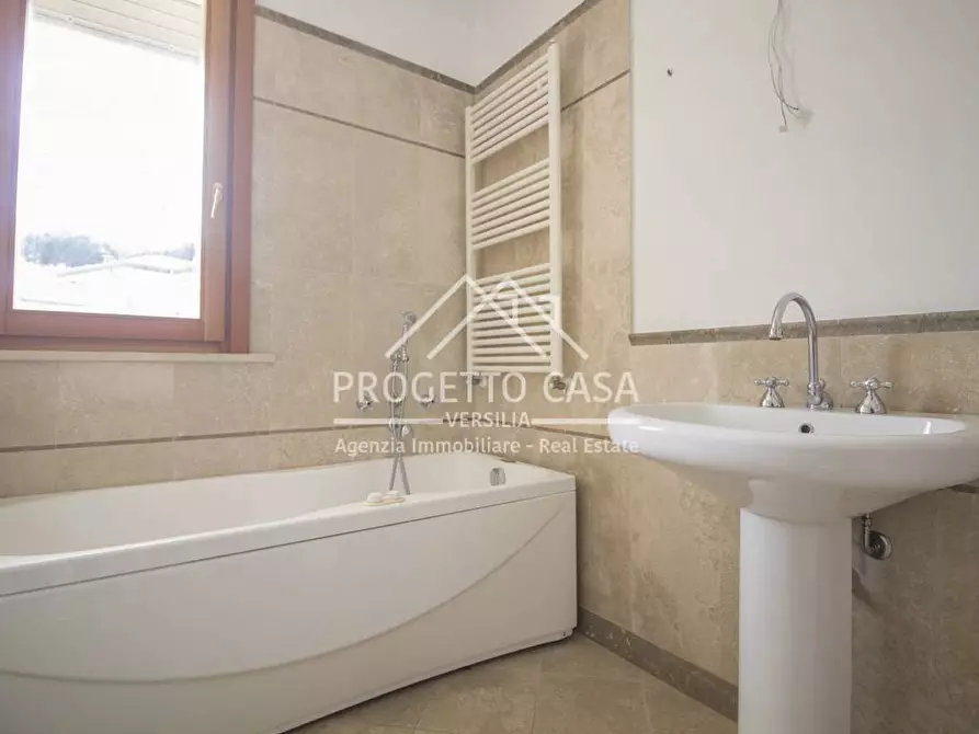 Immagine 21 di Casa indipendente in vendita  in VIA VERDI a Camaiore