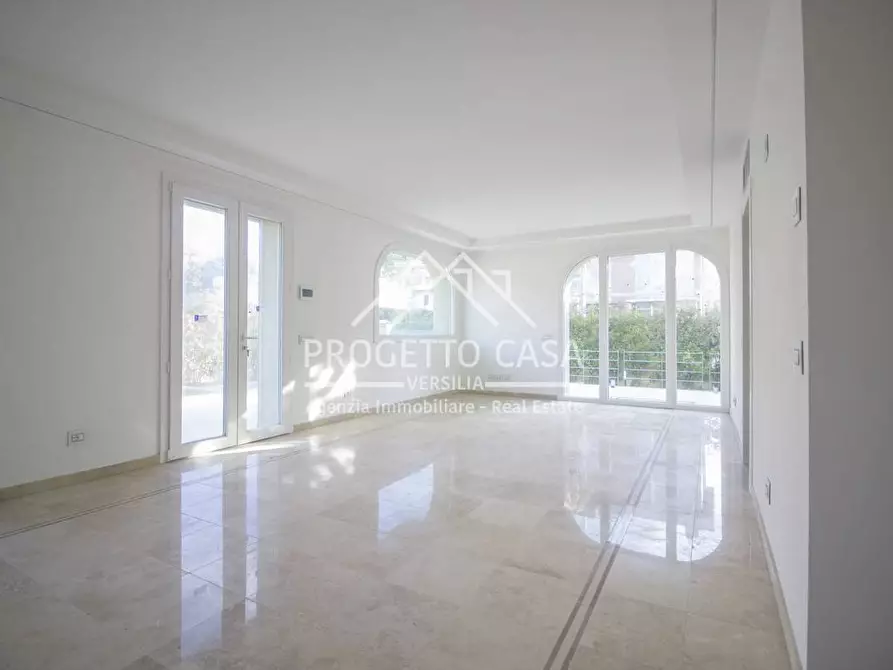 Immagine 3 di Appartamento in vendita  in VIA GENOVA a Viareggio