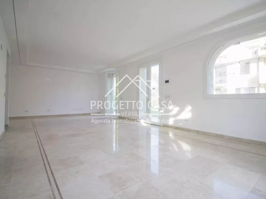 Immagine 6 di Appartamento in vendita  in VIA GENOVA a Viareggio