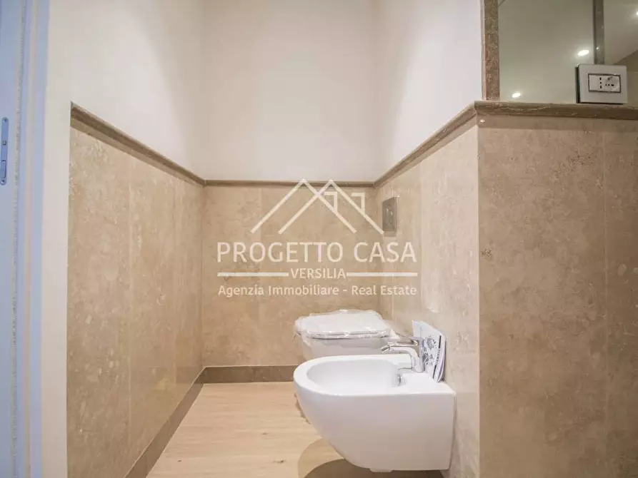 Immagine 13 di Appartamento in vendita  in VIA GENOVA a Viareggio