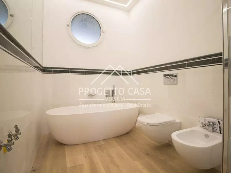Immagine 21 di Appartamento in vendita  in VIA GENOVA a Viareggio