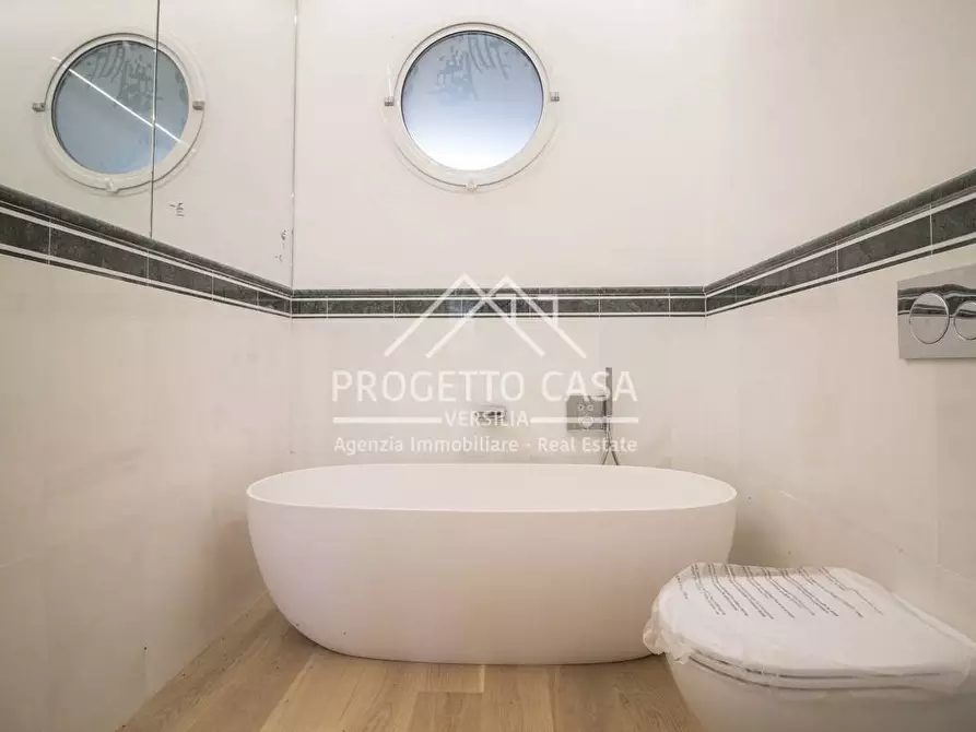 Immagine 22 di Appartamento in vendita  in VIA GENOVA a Viareggio