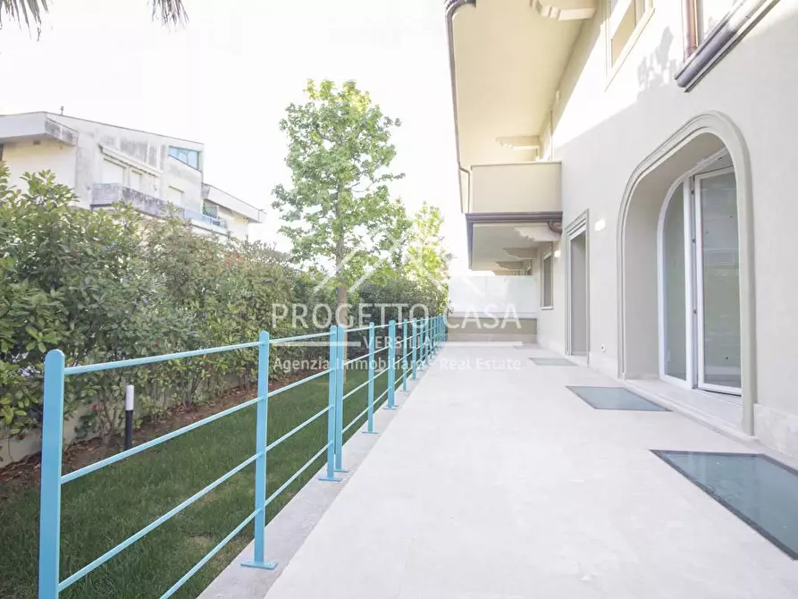 Immagine 40 di Appartamento in vendita  in VIA GENOVA a Viareggio