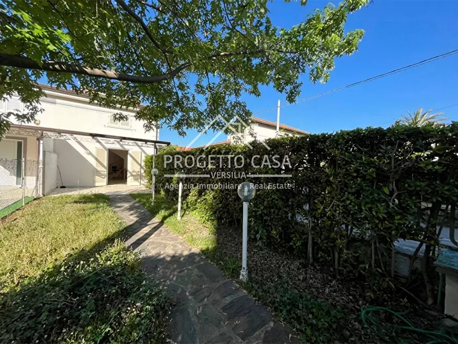 Immagine 3 di Casa indipendente in vendita  in VIA DUCA DELLA VITTORIA a Pietrasanta