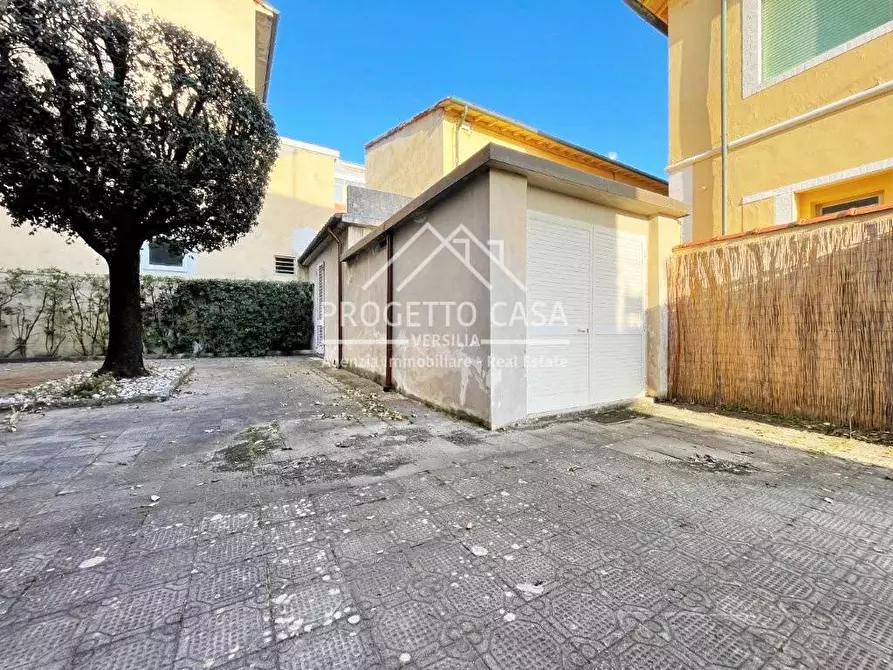Immagine 31 di Casa indipendente in vendita  in VIA PISTELLI a Camaiore