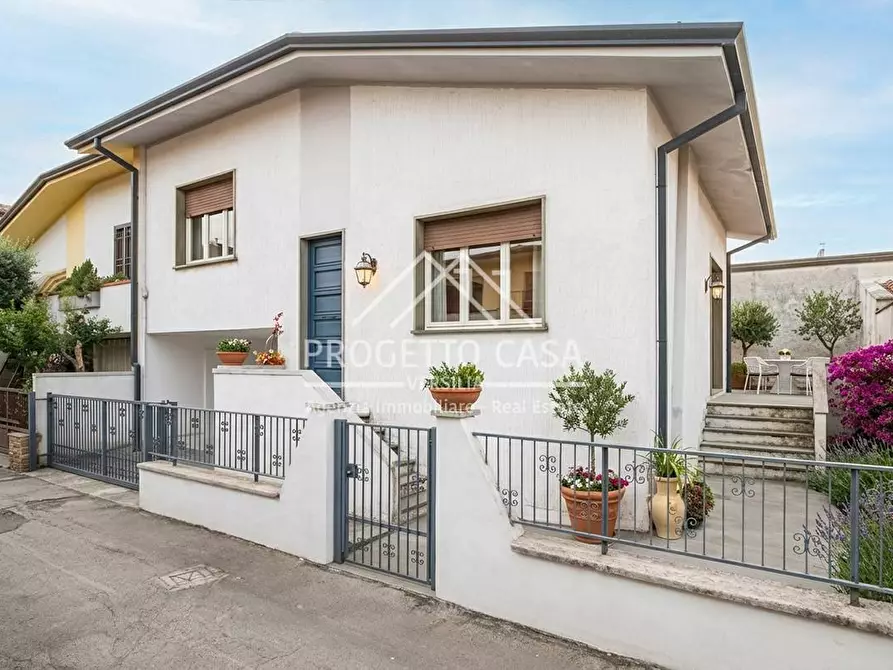 Immagine 1 di Casa indipendente in vendita  in VIA NAZZARIO SAURO TORRE DEL LAGO a Viareggio