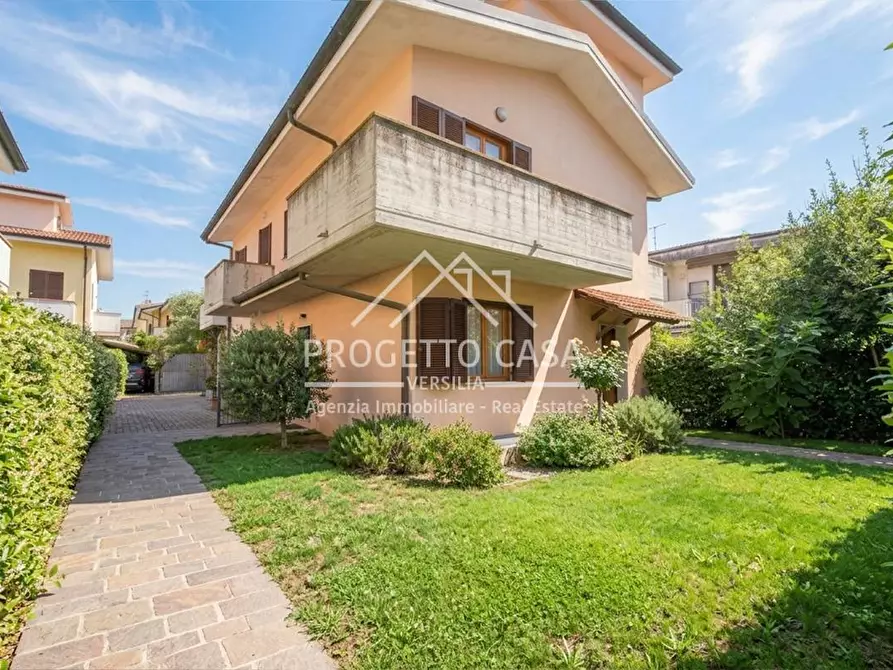 Immagine 1 di Casa indipendente in vendita  in VIA ELETTICA a Viareggio