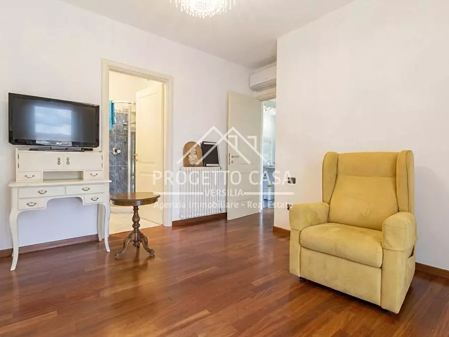 Immagine 25 di Appartamento in vendita  in Via Silvio Micheli a Viareggio