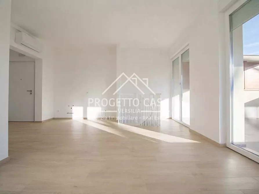Immagine 4 di Appartamento in vendita  in VIA VITTORIO VENETO a Camaiore
