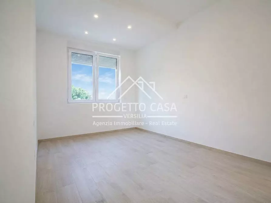 Immagine 17 di Appartamento in vendita  in VIA VITTORIO VENETO a Camaiore