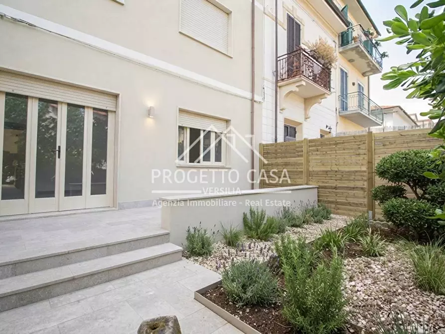 Immagine 1 di Appartamento in vendita  in VIA S. FRANCESCO LIDO DI CAMAIORE a Camaiore