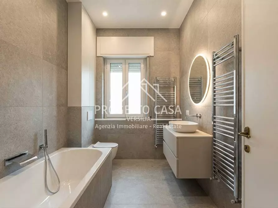 Immagine 5 di Appartamento in vendita  in VIA S. FRANCESCO LIDO DI CAMAIORE a Camaiore