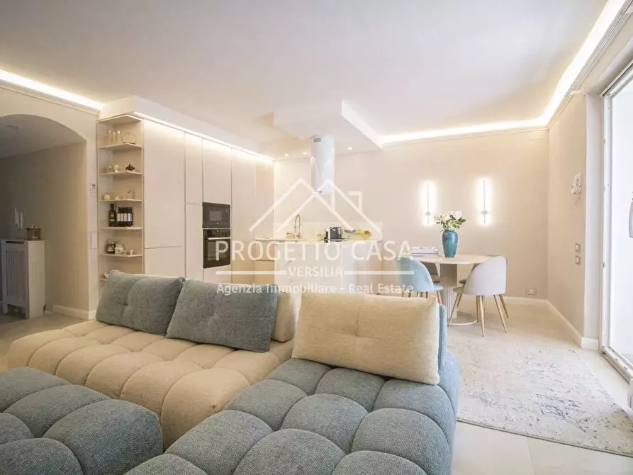 Immagine 2 di Appartamento in vendita  in via canova a Camaiore