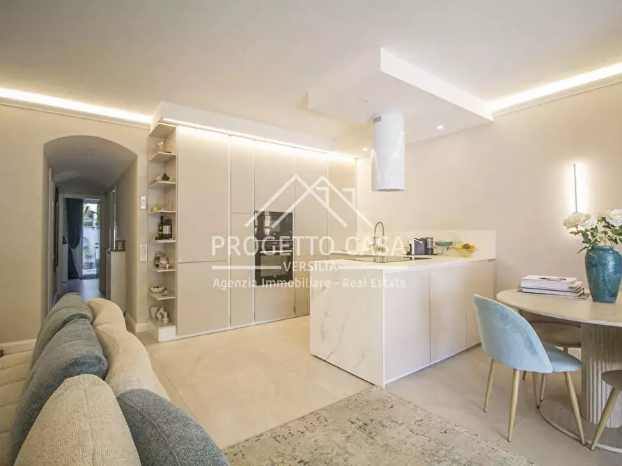 Immagine 3 di Appartamento in vendita  in via canova a Camaiore
