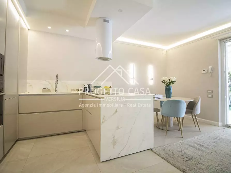 Immagine 4 di Appartamento in vendita  in via canova a Camaiore