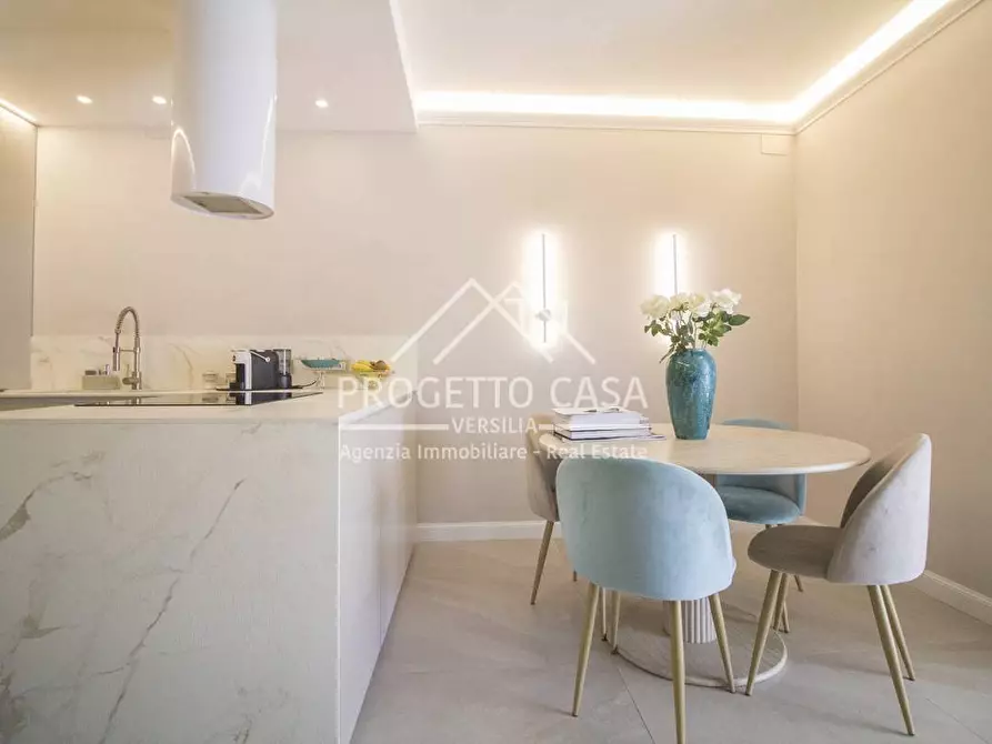 Immagine 6 di Appartamento in vendita  in via canova a Camaiore