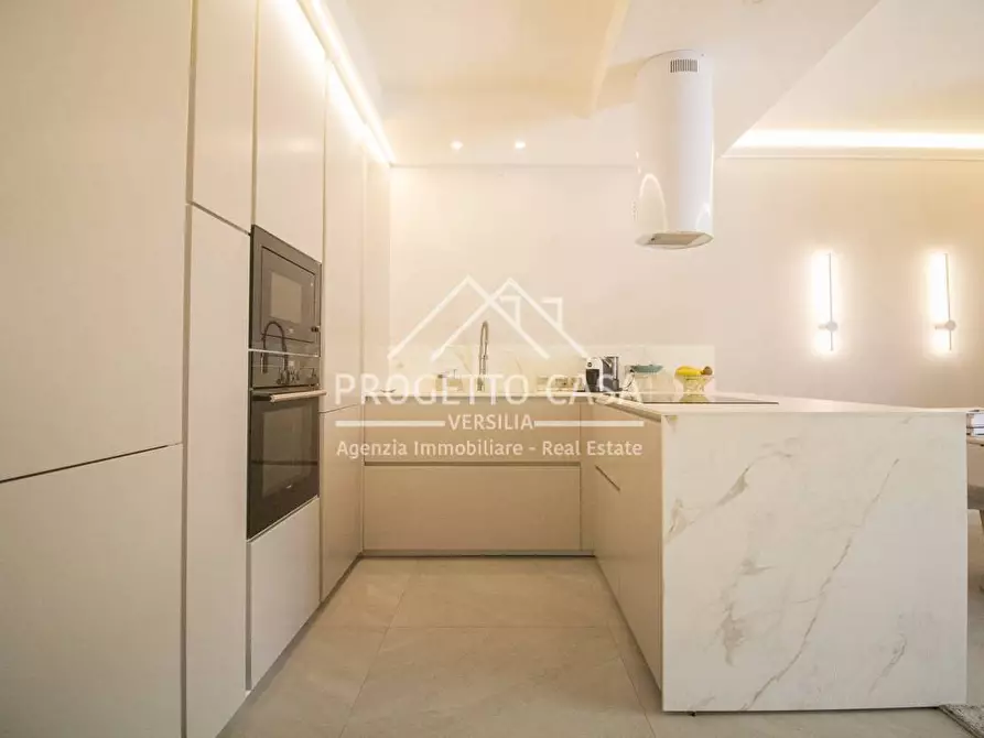 Immagine 7 di Appartamento in vendita  in via canova a Camaiore