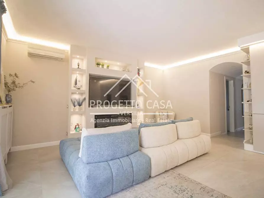Immagine 9 di Appartamento in vendita  in via canova a Camaiore