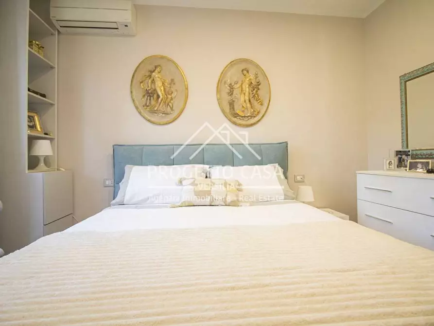 Immagine 11 di Appartamento in vendita  in via canova a Camaiore