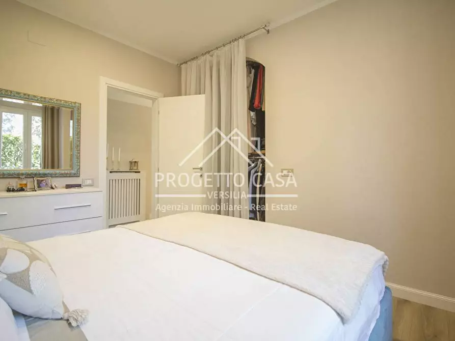 Immagine 13 di Appartamento in vendita  in via canova a Camaiore