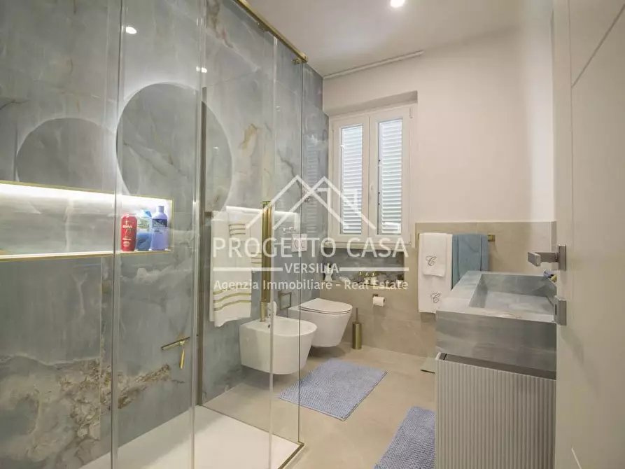 Immagine 14 di Appartamento in vendita  in via canova a Camaiore