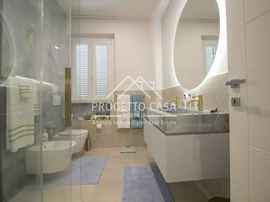 Immagine 15 di Appartamento in vendita  in via canova a Camaiore
