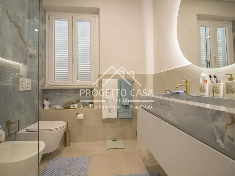 Immagine 16 di Appartamento in vendita  in via canova a Camaiore