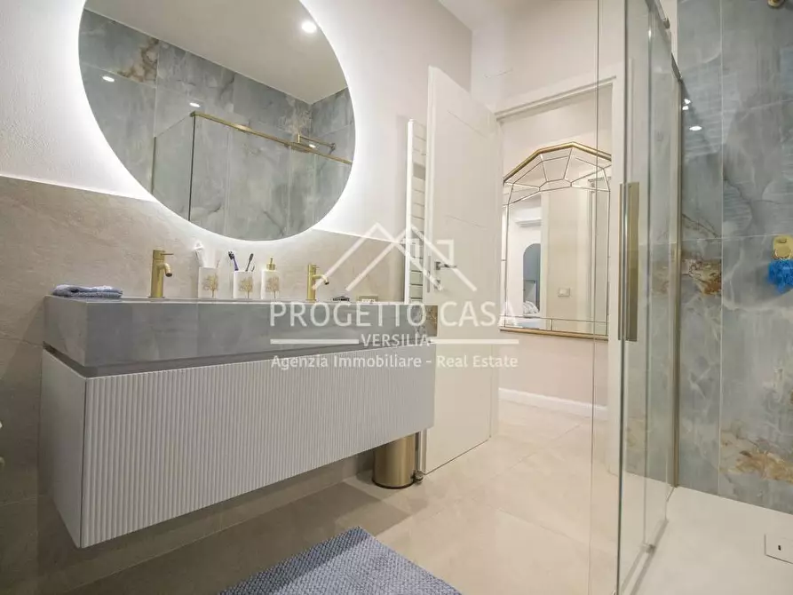 Immagine 17 di Appartamento in vendita  in via canova a Camaiore