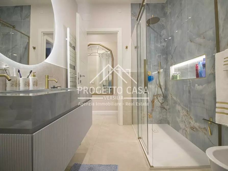 Immagine 18 di Appartamento in vendita  in via canova a Camaiore