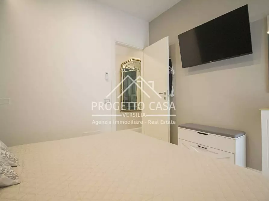 Immagine 22 di Appartamento in vendita  in via canova a Camaiore