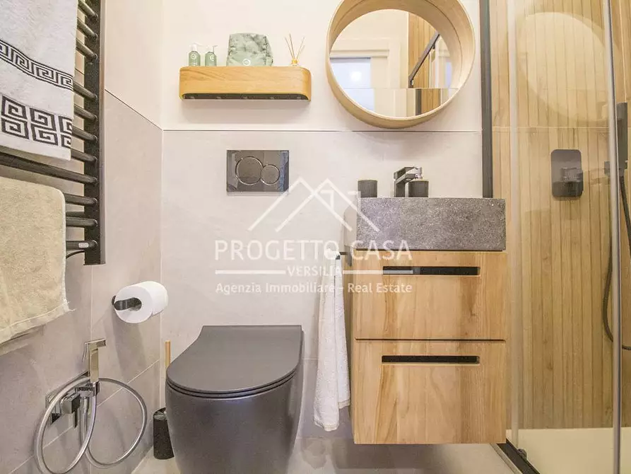 Immagine 25 di Appartamento in vendita  in via canova a Camaiore