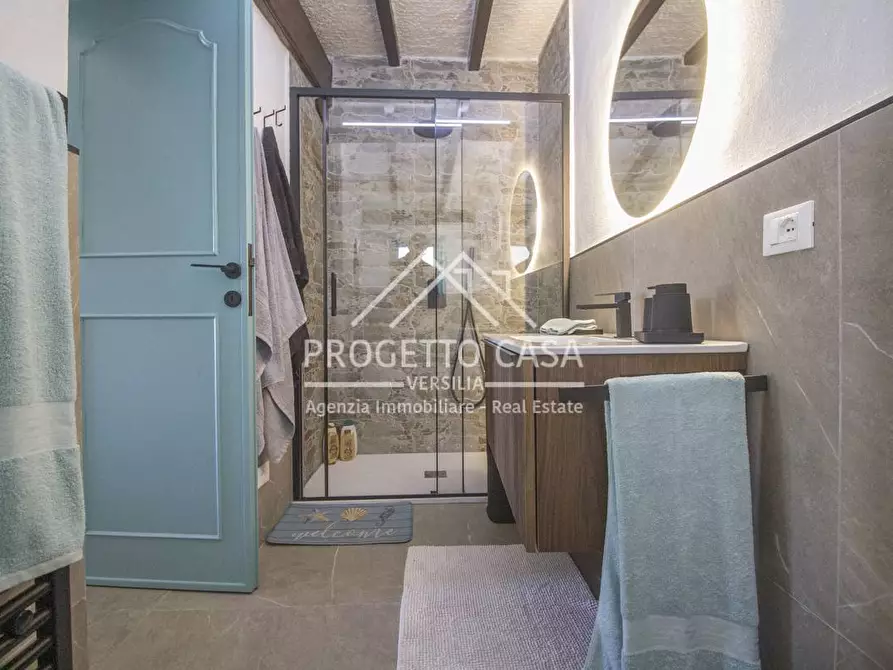 Immagine 41 di Appartamento in vendita  in via canova a Camaiore