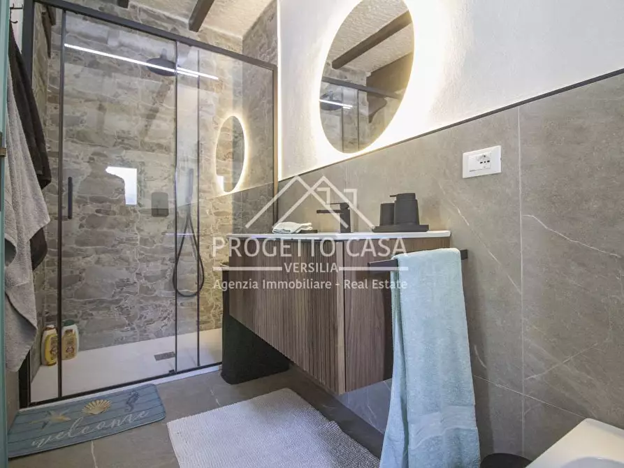 Immagine 42 di Appartamento in vendita  in via canova a Camaiore